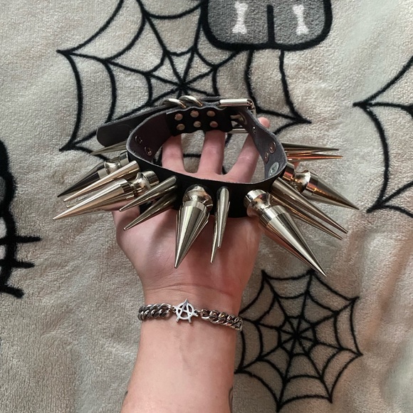 large spiked collar - Picture 2 of 6